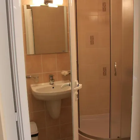 Olympia Complex 2*